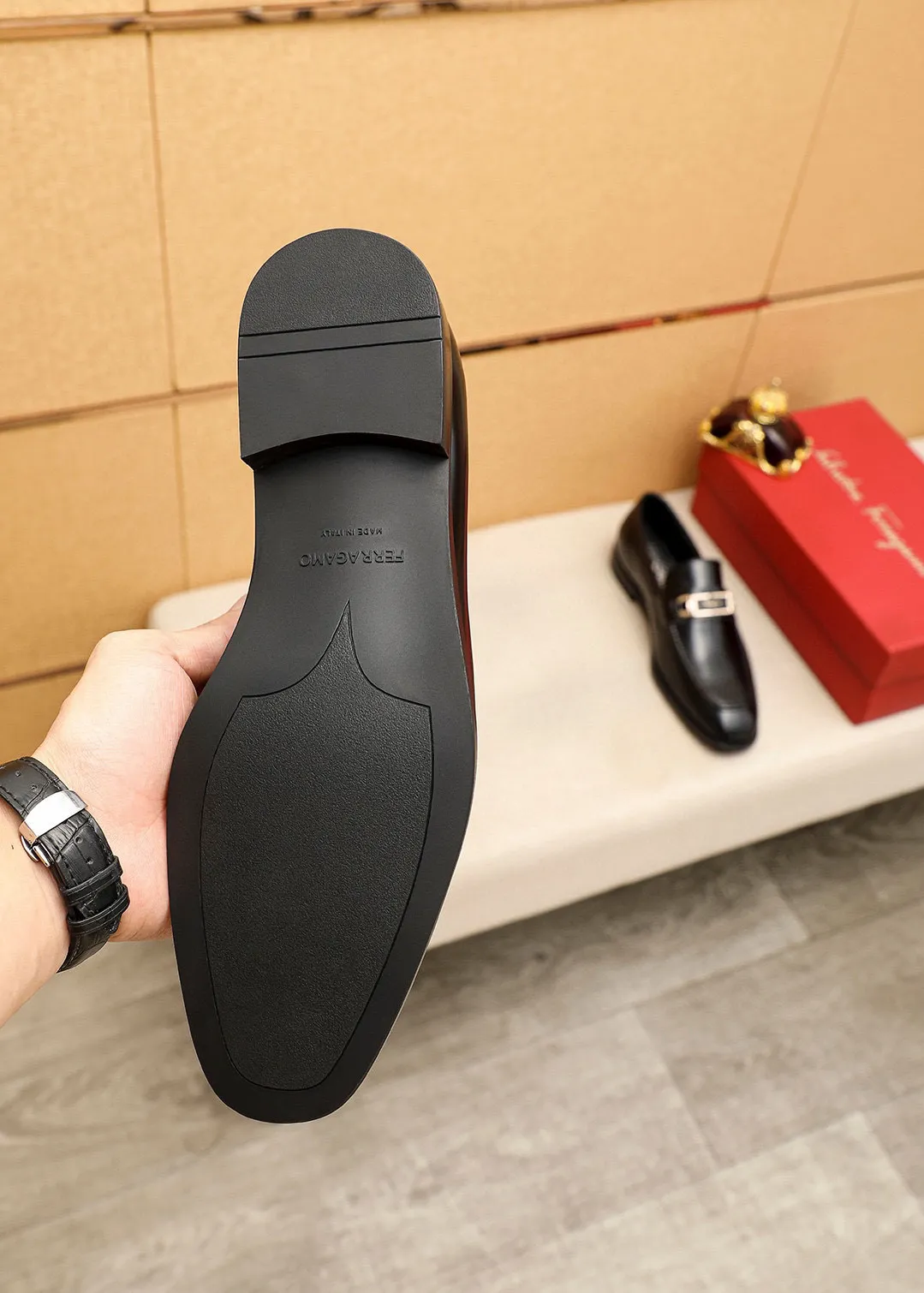 Men's shoes💰460💰 Product trademark: Ferragamo "Ferragamo" casual leather shoes Regular size: 38-44 (45🉑️customized) Product materials: Selected imported first-layer open-edge beaded cowhide leather upper + luxury hardware buckle, imported water-dyed cowhide leather lining. Strong three-dimensional visual effect, original outsole color: 1⃣️color optional